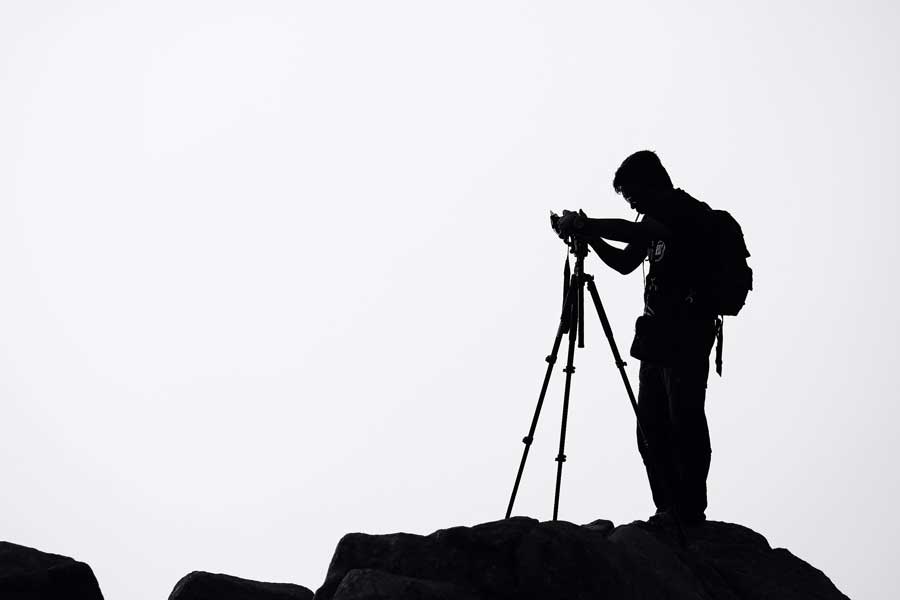 Photographe en train de réaliser un tour virtuel. La technologie utilisée est propice aux visites virtuelles.